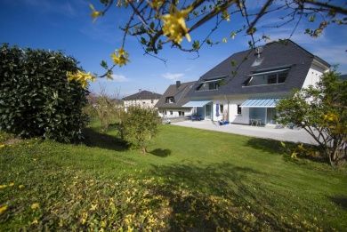 Sicht aus dem Garten auf eines der beiden Häuser des Feriendomizil Roussel in Andel