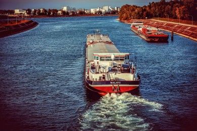 Ein Schiff auf dem Rhein