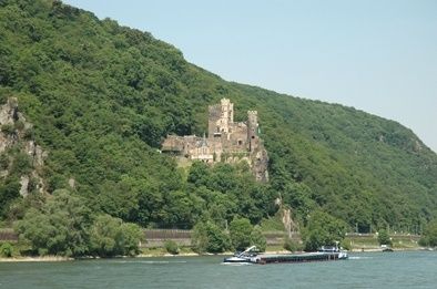 Durch die großen Bogenfenster schaut man an einem sehr detailiertem Segelschiffmodell (sehenswert!) vorbei direkt auf den 