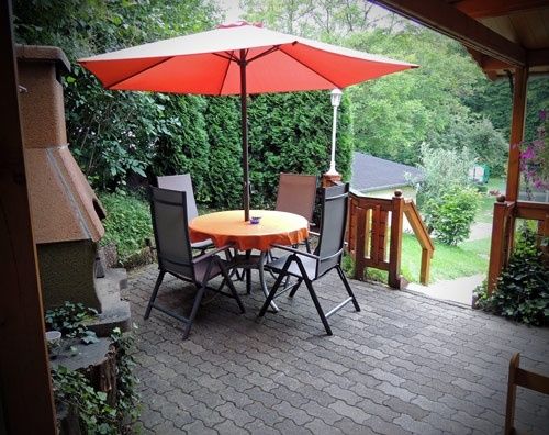 Bungalow Terrasse mit Sitzplatz & großem Grillkamin