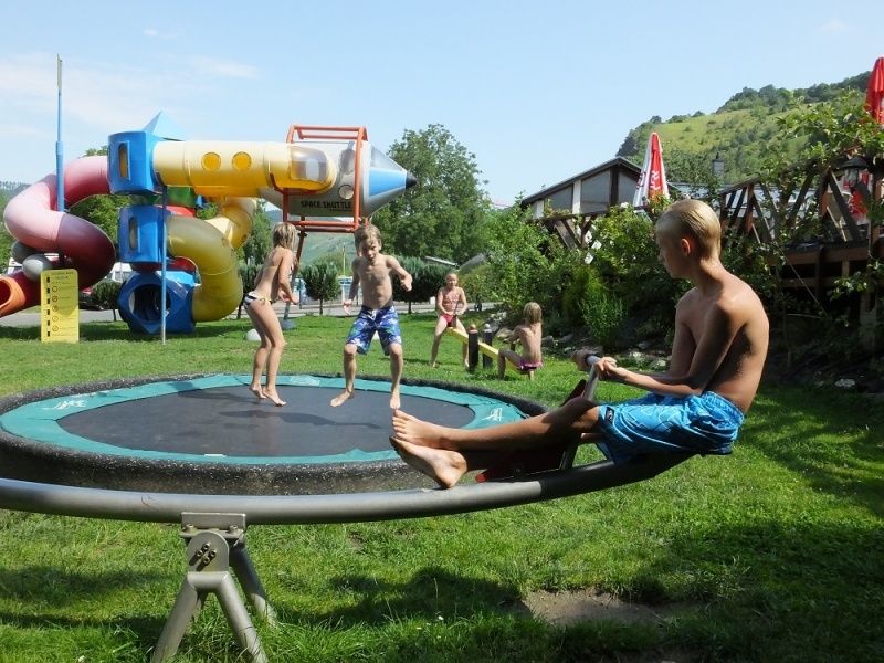 Spielplatz mit Trampolin