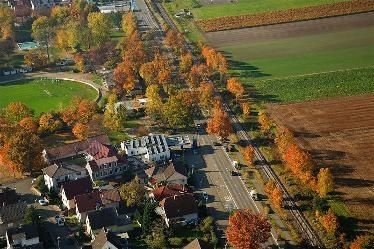 Direkt an der Ortseinfahrt Bürstadt Ost, 1. Strasse links am Sportpark in einer reizvollen Parklandschaft