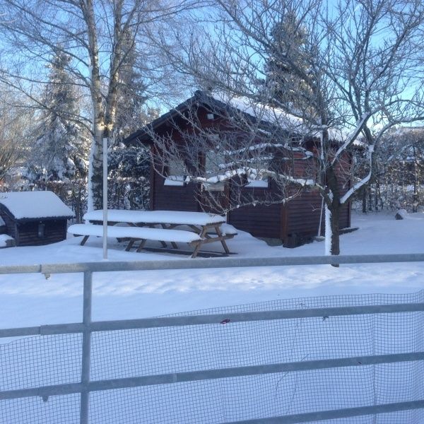 Holzhütte und Weiher im Winter 2015-2016