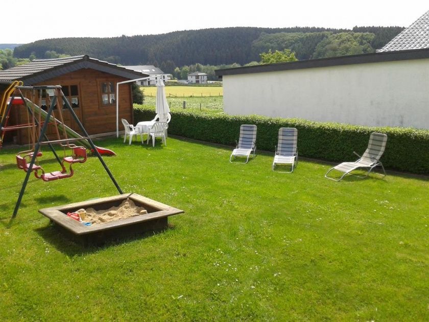 Garten mit Spielplatz