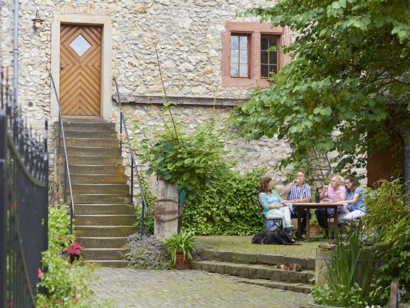 Terrasse im Schatten des Wehrturms