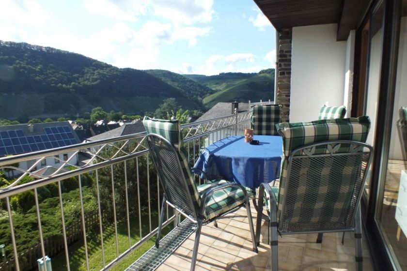     Traumhafte Ferienwohnung Anemone mit Panoramablick im Landhaus Mosel   mit 3 Schlafräumen , für die größere Familie,mit allem Komfort ausgestattet, Süd-und Westbalkon WLAN kostenlos  