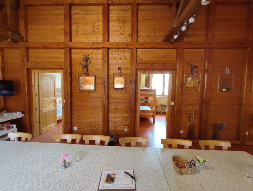 Tischgruppe FeWo Sängerfelsen mit Blick in beide Schlafzimmer