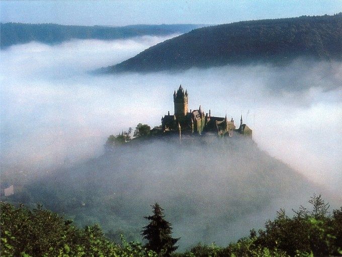 Burg im Nebel