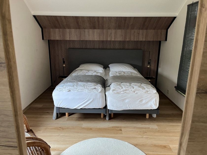 Das große Schlafzimmer auf der Etage lässt sich durch eine Schiebetür trennen