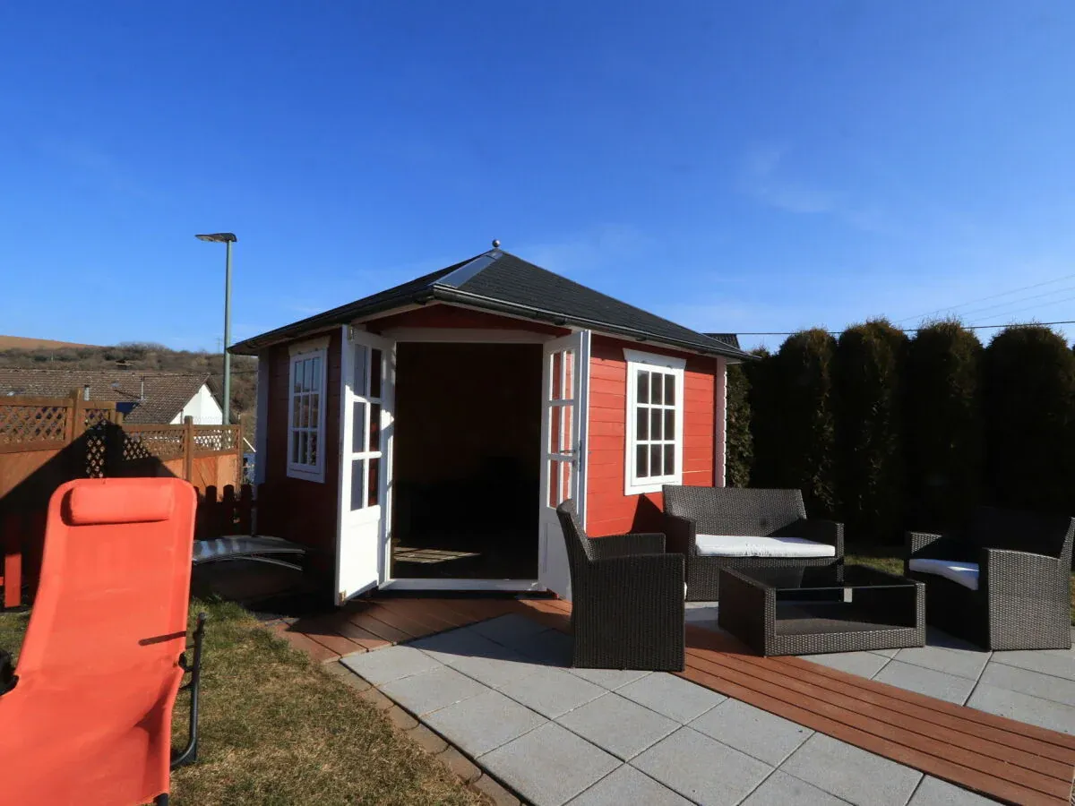 Die 2. (Sonnen-)Terrasse mit Loungemöbeln und Gartenhaus